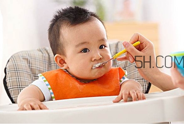 寶寶多大可以自己吃飯？如何讓寶寶愛(ài)上吃飯？