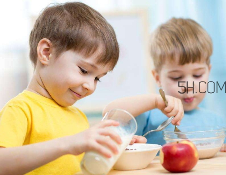 寶寶多大可以自己吃飯？如何讓寶寶愛(ài)上吃飯？