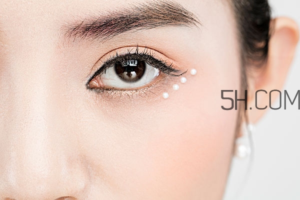 敷眼膜的最佳時(shí)間 敷眼膜的時(shí)候怎么辦 敷眼膜的最佳時(shí)間 敷眼膜的時(shí)候怎么辦