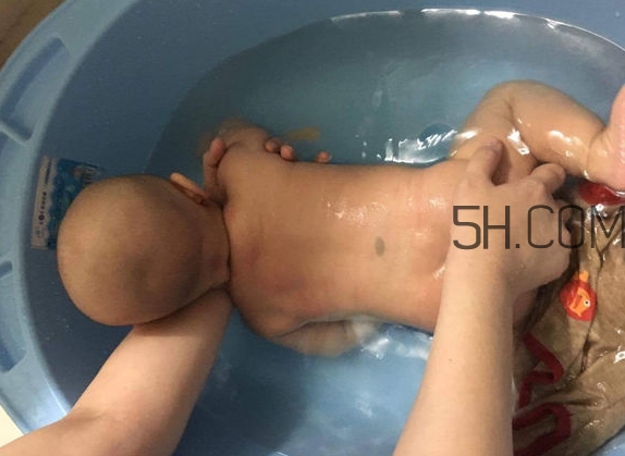 如何正確給寶寶洗澡？給寶寶洗澡水溫多少度？