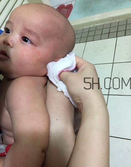 如何正確給寶寶洗澡？給寶寶洗澡水溫多少度？