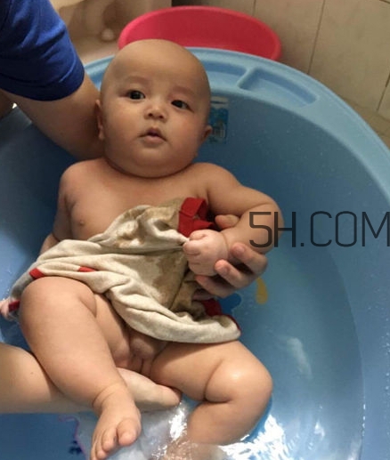 如何正確給寶寶洗澡？給寶寶洗澡水溫多少度？