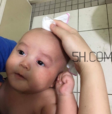 如何正確給寶寶洗澡？給寶寶洗澡水溫多少度？