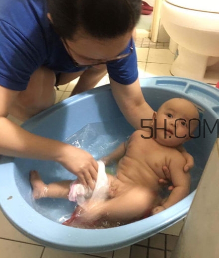 如何正確給寶寶洗澡？給寶寶洗澡水溫多少度？