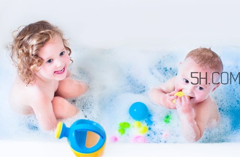 如何正確給寶寶洗澡？給寶寶洗澡水溫多少度？
