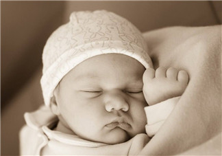 新生兒用什么枕頭好？新生兒枕頭的挑選