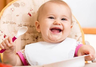 寶寶多大可以自己吃飯？如何讓寶寶愛上吃飯？