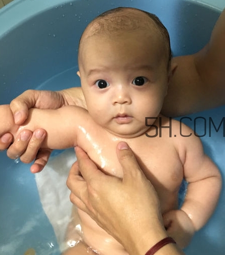 如何正確給寶寶洗澡？給寶寶洗澡水溫多少度？