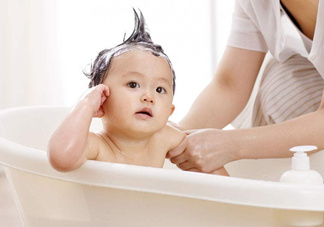 如何正確給寶寶洗澡？給寶寶洗澡水溫多少度？