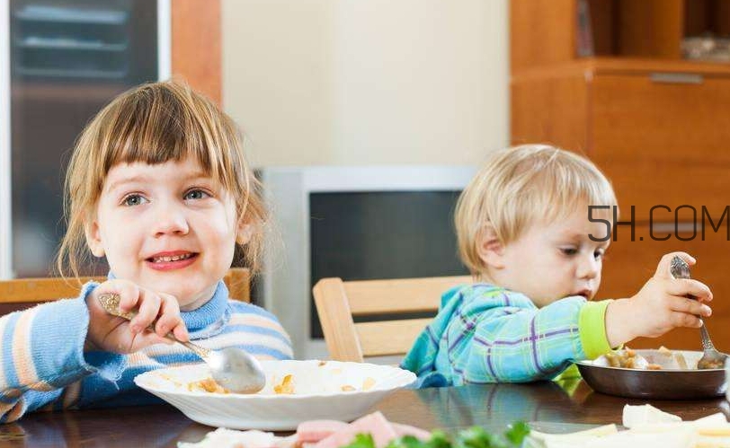 寶寶多大可以自己吃飯？如何讓寶寶愛(ài)上吃飯？