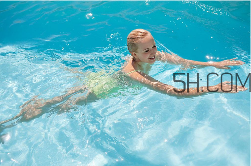 游泳要帶耳塞嗎？游泳可以治頸椎病嗎？