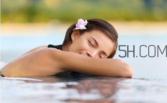 哪種游泳姿勢對頸椎有好處？游泳時耳朵進(jìn)水了怎么辦？