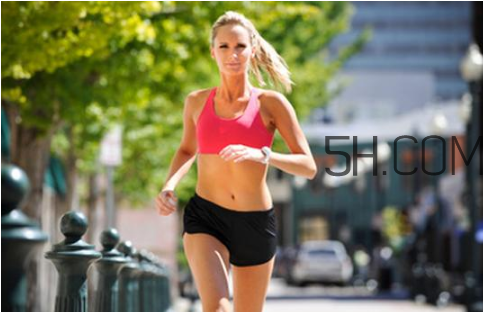 早上有霧跑步有什么影響？跑步肌肉拉傷怎么辦？