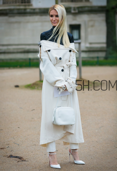 白色包包配什么衣服？白色包包怎么搭配？