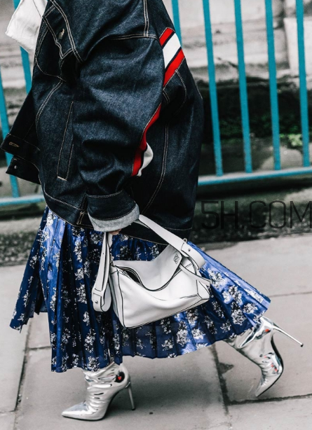 白色包包配什么衣服？白色包包怎么搭配？