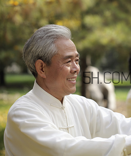 頸椎病能游泳嗎？頸椎病能引起胸疼嗎？