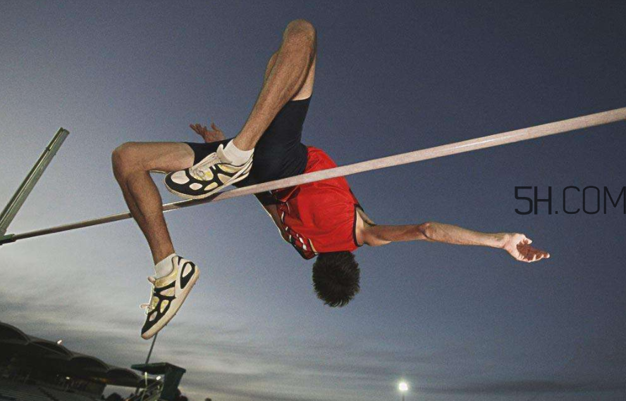 如何做好撐桿跳高運(yùn)動(dòng)？背越式跳高的七大技巧