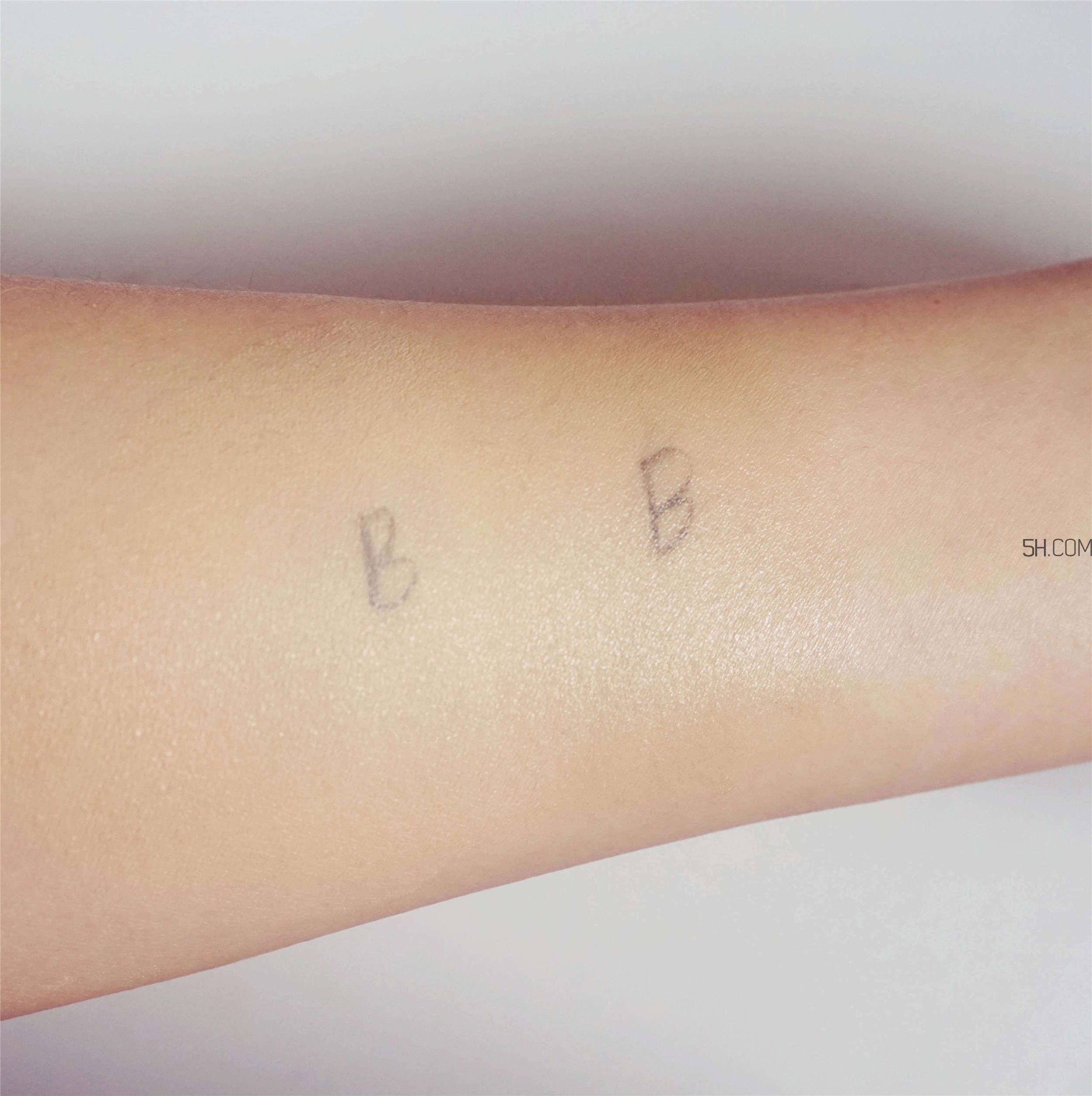 芭比波朗蟲(chóng)草粉底液和covermark中草粉底霜哪個(gè)好? 芭比波朗蟲(chóng)草粉底液和covermark中草粉底霜哪個(gè)好?