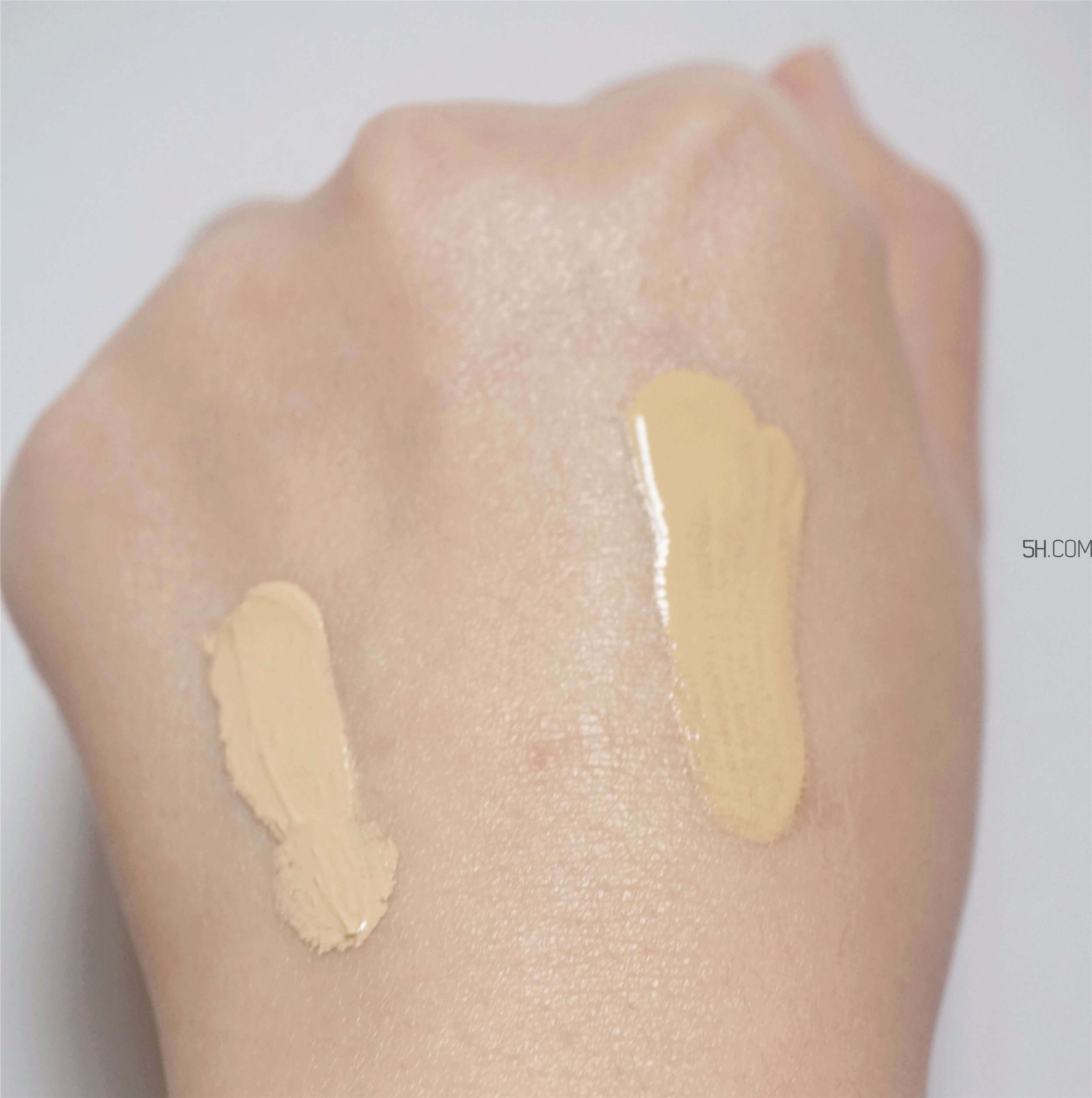 芭比波朗蟲(chóng)草粉底液和covermark中草粉底霜哪個(gè)好? 芭比波朗蟲(chóng)草粉底液和covermark中草粉底霜哪個(gè)好?