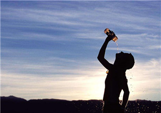 深蹲屁股疼是什么原因？運動后肚皮痛是怎么回事？