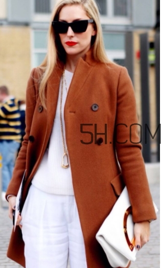 焦糖色配什么顏色好看？焦糖色褲子配什么顏色上衣