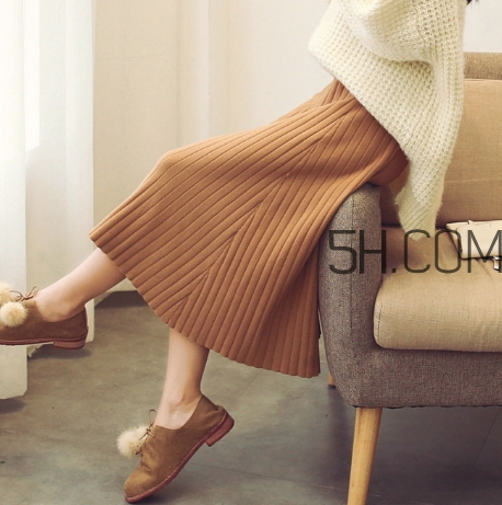 焦糖色配什么顏色好看？焦糖色褲子配什么顏色上衣