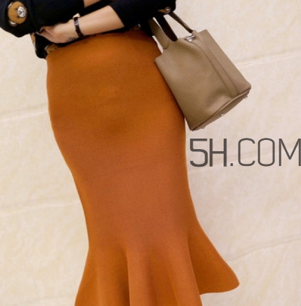 焦糖色配什么顏色好看？焦糖色褲子配什么顏色上衣