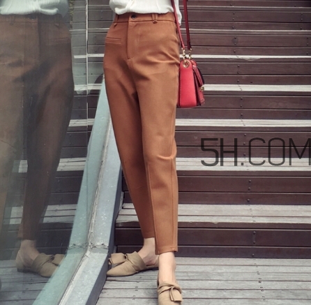 焦糖色配什么顏色好看？焦糖色褲子配什么顏色上衣