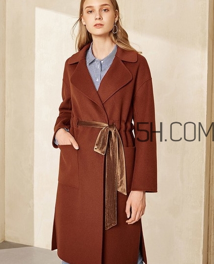 焦糖色配什么顏色好看？焦糖色褲子配什么顏色上衣