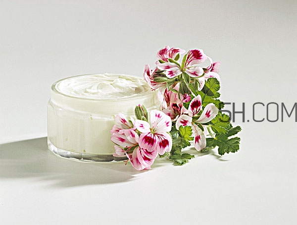 水乳眼霜的使用順序 眼霜和水乳使用的順序 水乳眼霜的使用順序 眼霜和水乳使用的順序