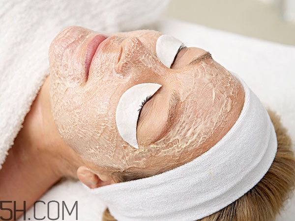 敷眼膜前要用爽膚水嗎 敷眼膜前用爽膚水的好處 敷眼膜前要用爽膚水嗎 敷眼膜前用爽膚水的好處