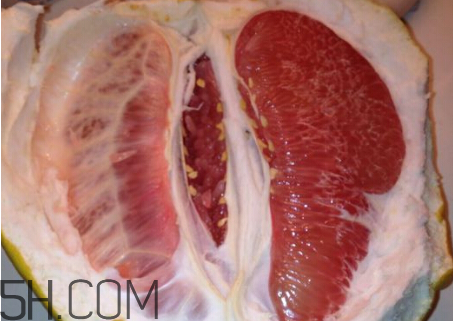 紅心柚和白心柚有什么區(qū)別？柚子皮泡水喝的作用？