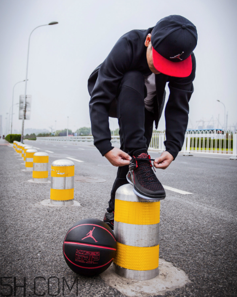 air jordan 32黑紅禁穿配色上腳效果怎么樣？