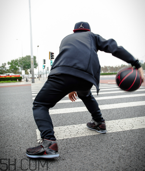 air jordan 32黑紅禁穿配色上腳效果怎么樣？