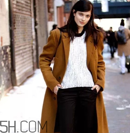 焦糖色風(fēng)衣配什么內(nèi)搭？焦糖色風(fēng)衣里面穿什么