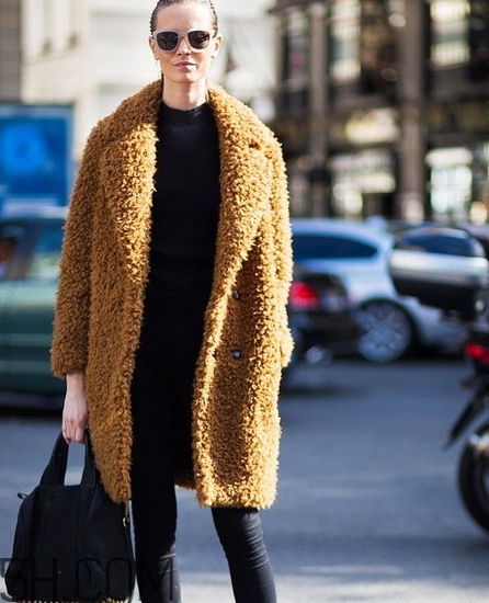 焦糖色風(fēng)衣配什么內(nèi)搭？焦糖色風(fēng)衣里面穿什么