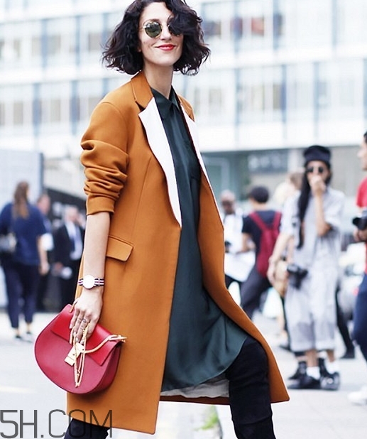 焦糖色風(fēng)衣配什么內(nèi)搭？焦糖色風(fēng)衣里面穿什么