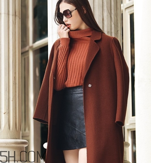 焦糖色風(fēng)衣配什么內(nèi)搭？焦糖色風(fēng)衣里面穿什么