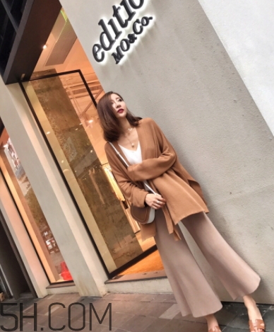 焦糖色風(fēng)衣配什么內(nèi)搭？焦糖色風(fēng)衣里面穿什么