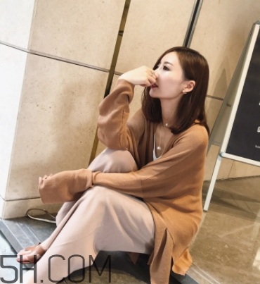 焦糖色風(fēng)衣配什么內(nèi)搭？焦糖色風(fēng)衣里面穿什么