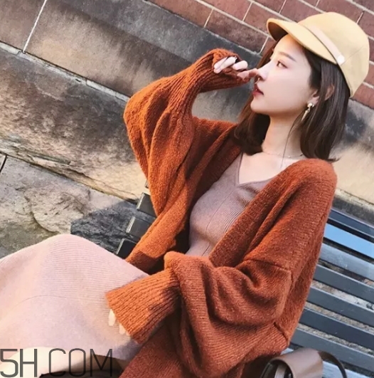 焦糖色毛衣配什么外套？焦糖色毛衣配什么顏色外套好看