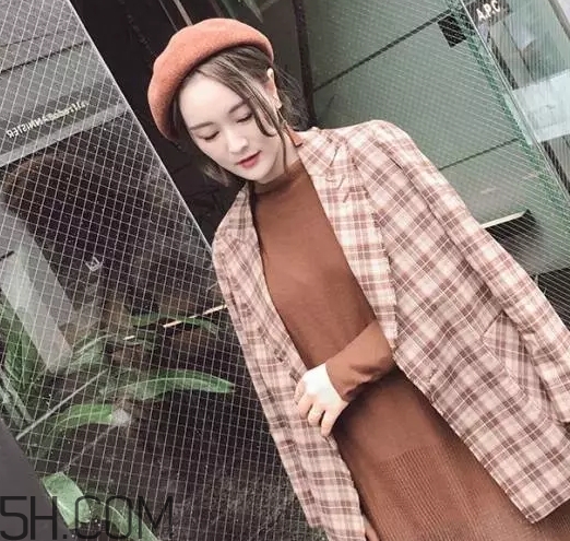 焦糖色毛衣配什么外套？焦糖色毛衣配什么顏色外套好看