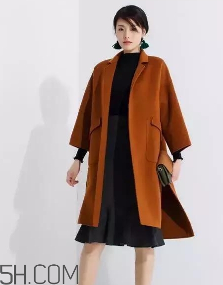 焦糖色毛衣配什么外套？焦糖色毛衣配什么顏色外套好看