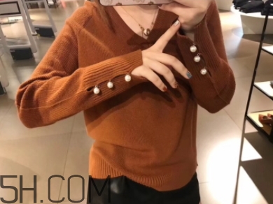 焦糖色毛衣配什么外套？焦糖色毛衣配什么顏色外套好看