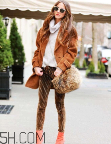 焦糖色大衣配什么顏色圍巾？焦糖色呢子配什么圍巾