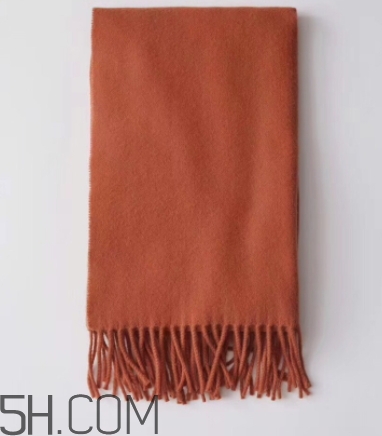 焦糖色大衣配什么顏色圍巾？焦糖色呢子配什么圍巾