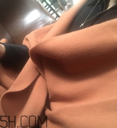 焦糖色大衣配什么顏色圍巾？焦糖色呢子配什么圍巾