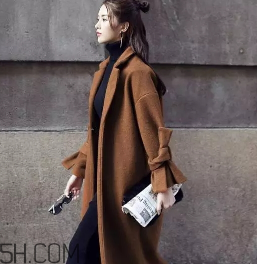 焦糖色大衣配什么顏色圍巾？焦糖色呢子配什么圍巾