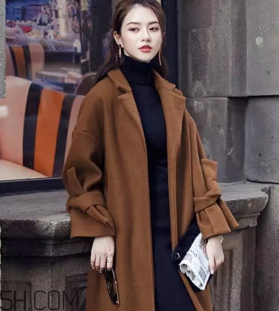 焦糖色大衣配什么顏色圍巾？焦糖色呢子配什么圍巾