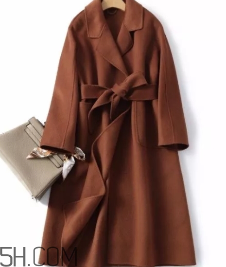 焦糖色大衣配什么顏色圍巾？焦糖色呢子配什么圍巾